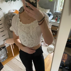 Chelsea blus - Vit blus med spets från Chelsea i storlek xs/s. Man kan ha den både on och off shoulders. Jättesöt till sommaren!!