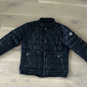 Moncler jacka storlek L/M - Säljer min moncler jacka som passar perfekt till våren, Bra skick, dock ett hål på vänster axel där av pris, syns knappt och har tygtejp på, går även att sy