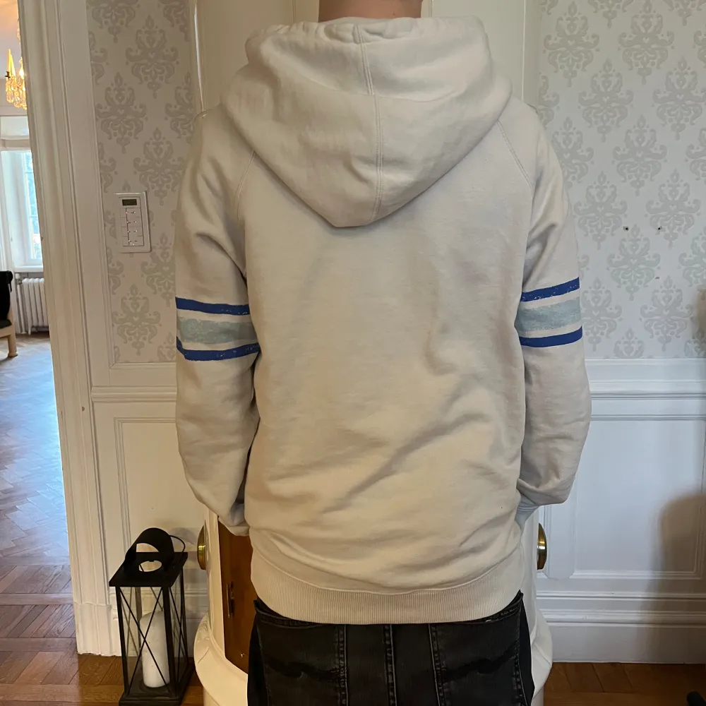 Säljer min Saint Laurent hoodie som är i storlek S. Den är väldigt svår att få tag på då den är så eftertraktad. Om ni vill ha fler bilder eller har några frågor så är det bara att skriva👊Pris kan diskuteras kan möjligen gå ner i pris. Hoodies.