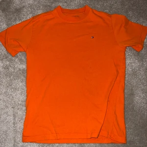Tommy hilfiger t-shirt  - OBS: Barnstorlek! Fin tröja från Tommy hilfiger. Lagom lång i både armarna och på längden men tycker att den är åt det tightare hållet runt nacken och därav säljs. Sparsamt använd utan defekter.