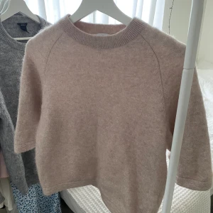 & other stories tröja i fint skick - Populär, beige, trekvartsärmad, stickad tröja från & other stories i fint skick! Nypris 690kr, säljer nu för 300kr. Köparen står för frakten.