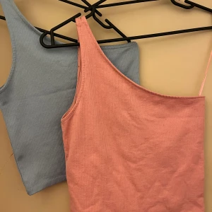 Toppar - Säljer nu dessa jätte söta toppar, då dem ej kommer till användning längre. Inga defekter på nån av dem.🥰 1 för 70 2 för 120.🌸