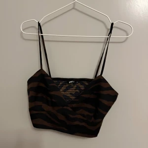 Topp från Gina - Jättefin kort linnetopp i fint material från Gina Tricot. Den är liten för mig trots att den är i storlek M. 