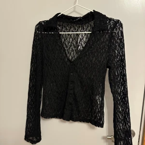 Synlig topp - Denna toppen är typ en skjorta men med ett skönt material och ganska synlig. Det är inte min stil. Den är liten för att vara i storlek M. Så jag skulle säga XS-S. Jag har aldrig använt den.