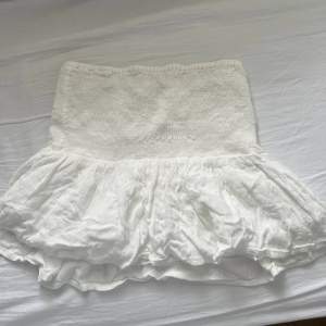 Vit kjol eller topp från bershka i storlek xs, den är strechig