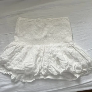 Kjol eller topp - Vit kjol eller topp från bershka i storlek xs, den är strechig