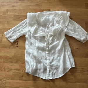 Vit blouse - Jag har haft på mig den typ två eller trå gånger och den är jättefin men inte min stil