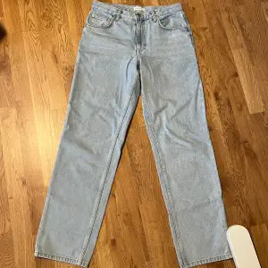 Ett par ljusblå jeans från Gina Tricot i modellen ”boyfriend jeans”, storlek 36. Skulle säga att de är low/mid waist, säljer då de är något korta för mig som är 178 cm lång. Mitt pris 200 kr 🤍