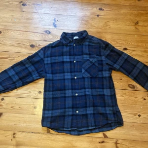 Blå flannelskjorta - Blå flannel skjorta från hm, storlek M och inga defekter