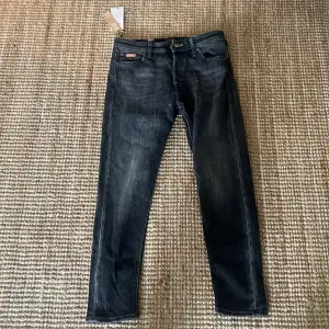 Oanvända mörka jeans i storlek 30/30. Säljs för att dom är för små för mig och orkar inte lämna tillbaka.
