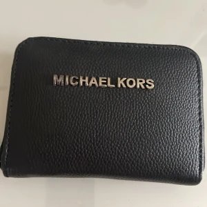 michael kors kort väska 💞 - hyfsat bra skick🩷 vet inte vad jag köpt den för då den är från förra året men kommer sälja den för 250-300kr💓priset går alltid att diskutera 💞 