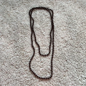 Halsband - LÅNGT halsband, men går att ha det dubbelt som på bilden. Jättefint men inte min stil🩷