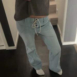 Helt nya Jeans! Aldrig använt då dom var för stora för mig, jätte fint sick köpte för 750kr men kan tänkte mig att sälja för 550😊 