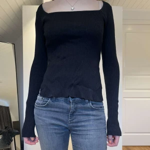 Svart topp - Säljer nu denna superfina topp från bikbok!!💕💕