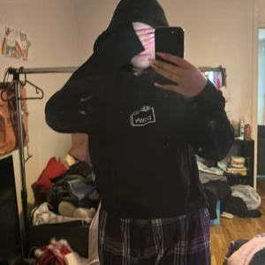 Svart hoodie  - Svart Hoodie med vit text säljer för har slutat använda den och luvan är för liten 