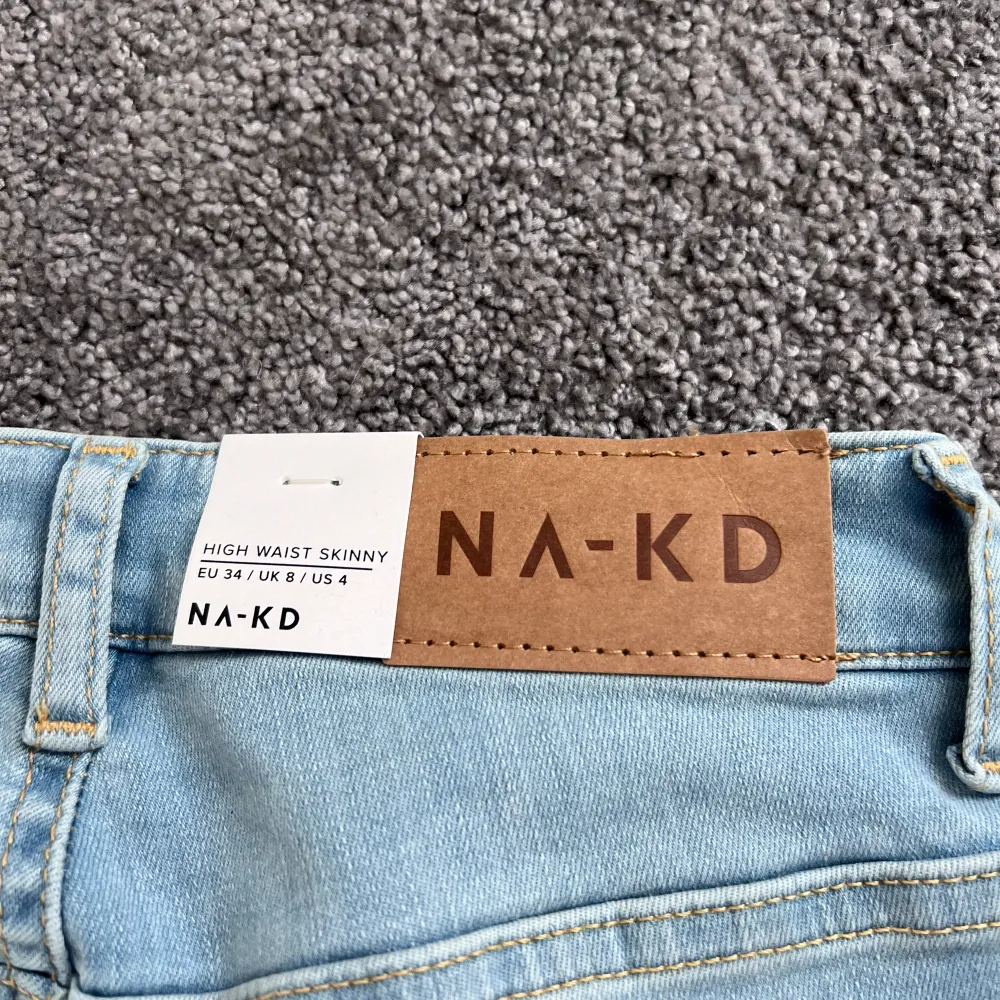 Helt nya jeans från NAKD.  Aldrig använda då prislappen sitter kvar!  Enda är att de har lossnat där bak (se bild) säkert kan man laga men inget jag lagt energi på då de va fel storlek när jag beställde . Jeans & Byxor.