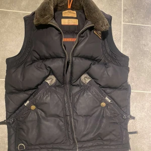 Parajumper väst  - En varm och skön väst som kan värma dig men även så snyggt ut på dig, pris kan diskuteras 