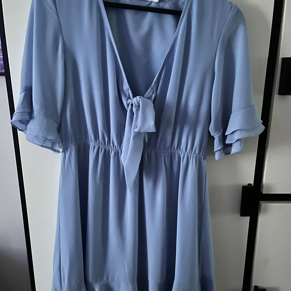 Fin blå klänning som jag använt en gång! Den har knytning fram och kan därför justeras tightare eller lösare🤍 Klänningen är i väldigt fint skick🩷. Klänningar.