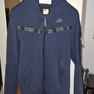 Nike tech  - Säljer min nike tech då jag inte använt den på mer än ett år M