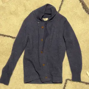 Vintage stickad cardigan/overaller från Dobber. Mycket fint vintageskick utan skador, storlek xl men sitter som l