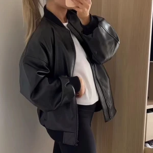 PU bomberjacka - Slutslåld skinnjacka från bikbok, köptes förra året och har inga defekter, kommer inte till användning längre, öppen för prisförslag🩷🌸(lånad bild)