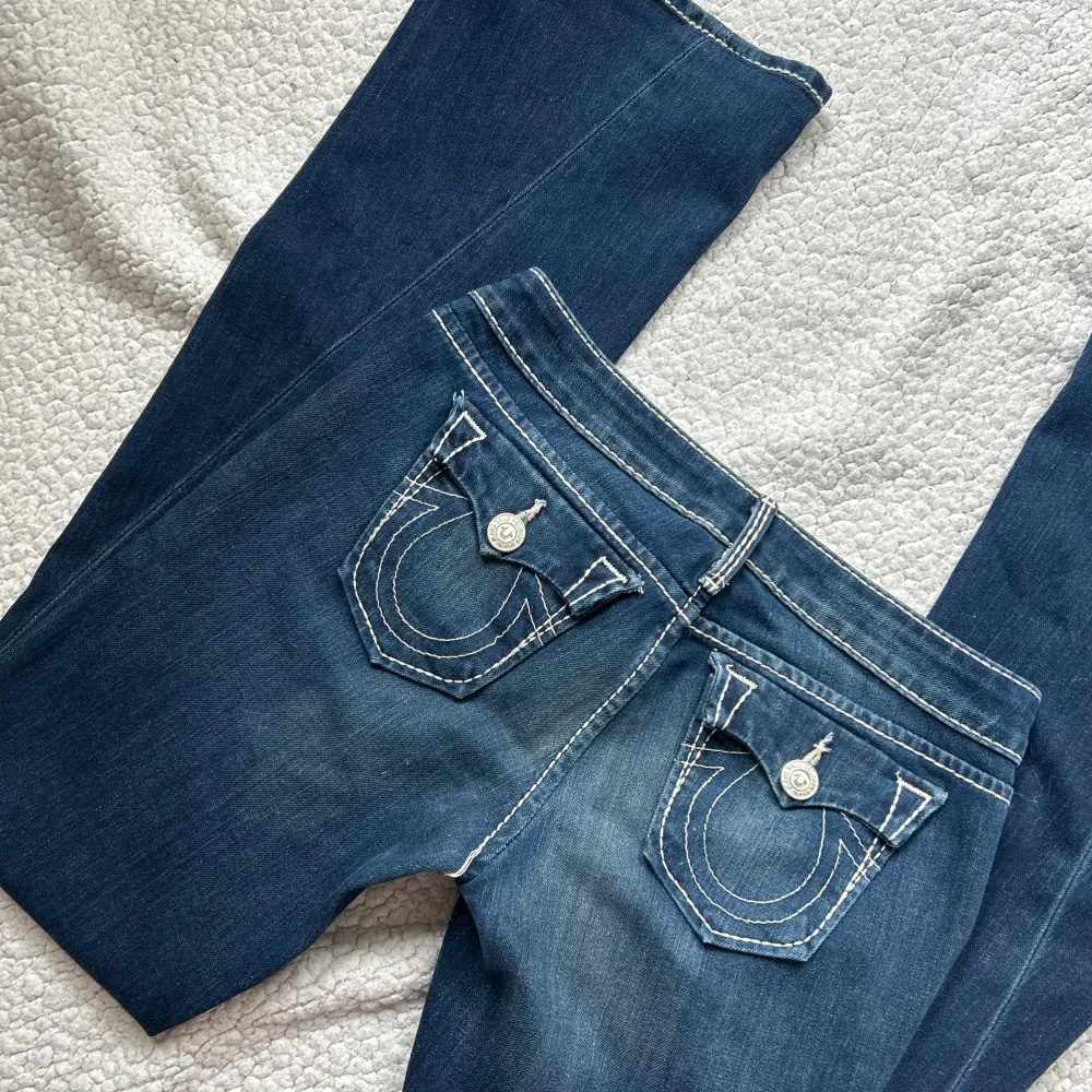 True religion jeans i storlek 25 men sitter mer som en 26. Innerbenslängd: 80 midjemått: 36(x2) + stretch nyskick endast någon tråd som sitter lite lösare skrevet, som inte syns då det är ”under” vill du köpa trycker du på köp nu, postar inom 24h. Jeans & Byxor.
