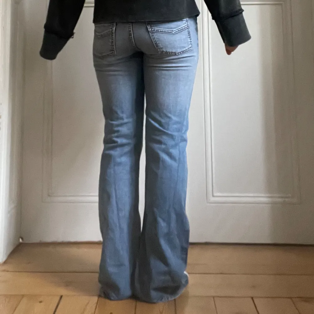 Sjukt snygga lågmidjade jeans! Fin blå färg till våren✨känns som nya Midjemått: 79cm Innerbenslängd: 80cm . Jeans & Byxor.