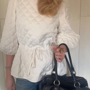 Vårjacka - Superfin tunn vårjacka från Kappahl! Har smått missfärgats vid kragen men bör gå att få bort (därav lågt pris)💗💗