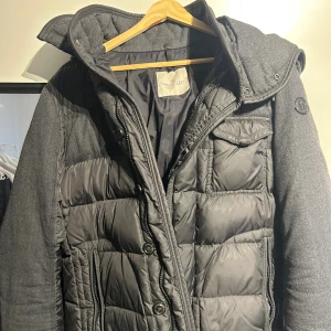 Moncler Ryan VÅRJACKA - Perfekt vårjacka från moncler  Modellen heter Ryan Giubbotto, jacka är i väldigt bra skick och använd sparsamt bara en liten flaw på patchen på vänsterarm annars perfekt.  Storlek 3/M. Säljer för 4500 men kan gå ner vid en smidig affär!