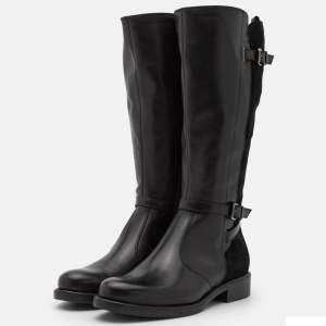 Helt oanvända svarta boots/stövlar från pier one, passar inte mig men glömde skicka tillbaka (köpta på zalando). Skickar gärna fler bilder om det önskas!!!❤️‍🔥❤️‍🔥❤️‍🔥❤️‍🔥❤️‍🔥