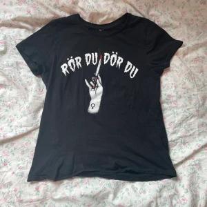 T-shirt med tryck - Najs T-shirt i fint skick! Har några fläckar men är säker på att de går bort i tvätten:)