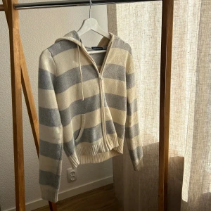Brandy melville kofta - kofta från brandy melville, i superfint skick då den är nästan helt oanvänd.   250kr frakt inkluderad i priset. 