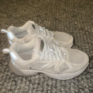 Vita sneakers  - Helt oanvända sneakers från HM. Storlek 37 Små reflex detaljer
