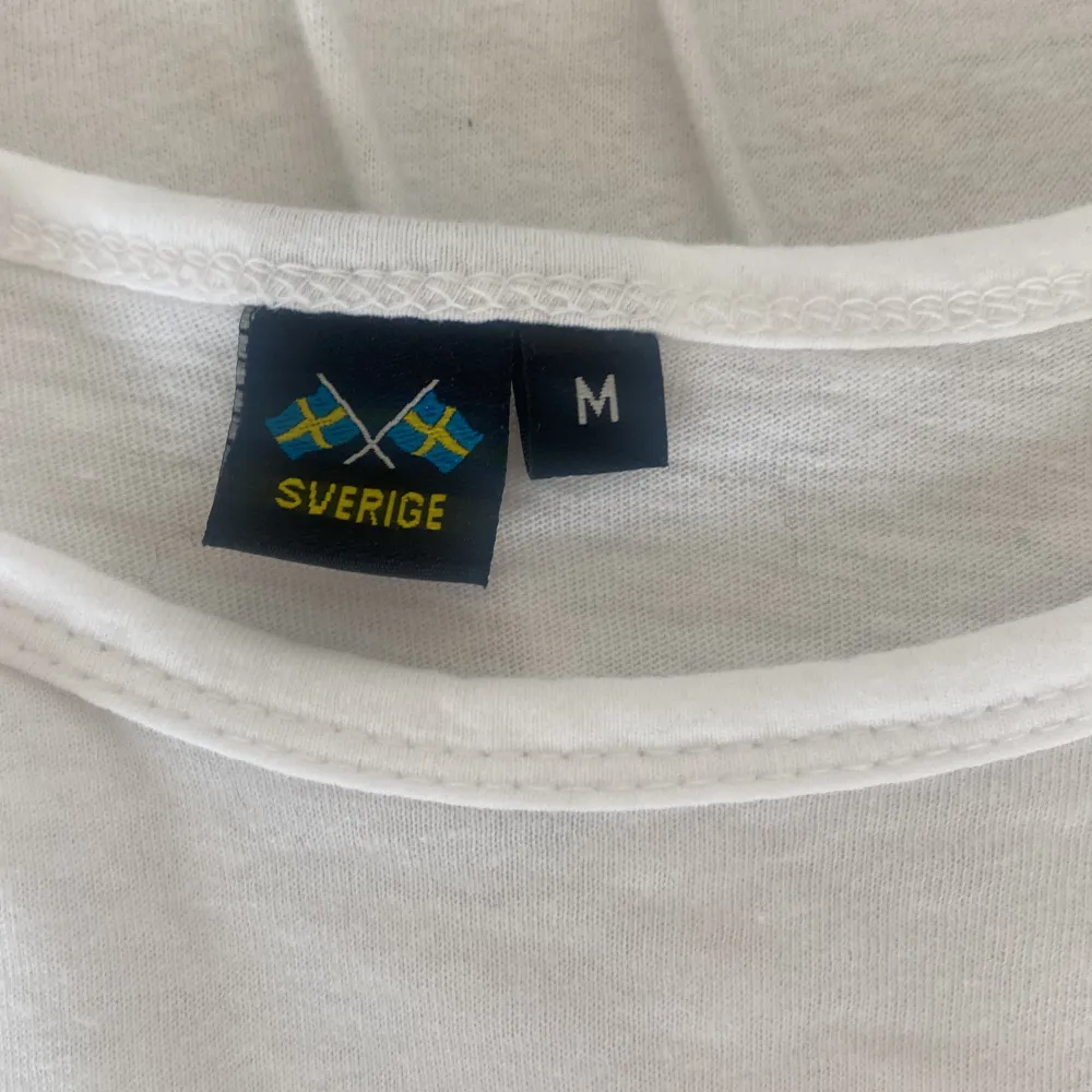 En i love Sweden t shirt skulle säga att den är rätt liten för att vara i storleken så skulle sagt xxs-xs säljer pågrund av att den sitter för tajt på mig lite genomskinlig 🩷annars supersnygg på. T-shirts.