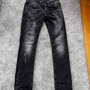 Dondup jeans-George- storlek 29, passar dig mellan 170-180cm! Hör av dig vid funderingar