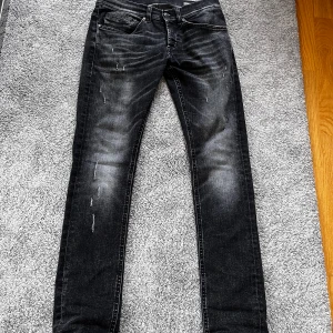 Dondup jeans  - Dondup jeans-George- storlek 29, passar dig mellan 170-180cm! Hör av dig vid funderingar
