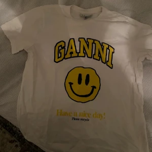 Ganni tröja  - Säljer min ganni T-shirt då den inte kommer till användning. Jättefint skick💕 köpt för 450 