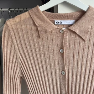 Ribbad topp - 🤍Ribbad topp från Zara i strl M  🤍Använd ett fåtal gånger