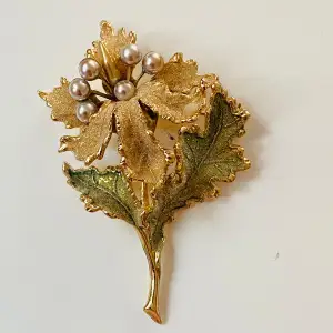 Vacker brosch i form av blomster  Okänt material 