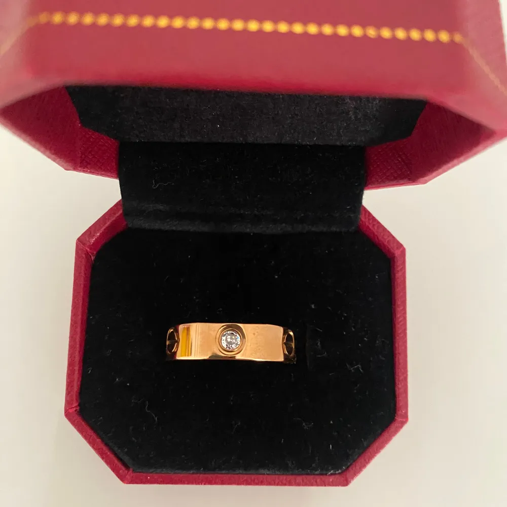 En vacker ring som sälj pga att den är den stor. Pris kan diskuteras, köparen står för frakten!. Accessoarer.