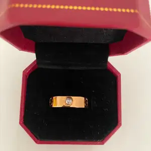 En vacker ring som sälj pga att den är den stor. Pris kan diskuteras, köparen står för frakten!