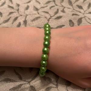 Jag säljer armband med gröna pärlor och är super fina och det är elastiskt band🤗Alla Pengarna går till canserfonden❤️