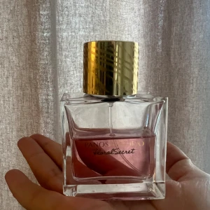 Parfym  - Parfym från Panos Emporio  50 ml, 25 ml  kvar, se bild.  Liten skada i glaset på baksidan, se bild.   Hämtas centralt på Farsta . Kan skickas mot fraktkostnad. 