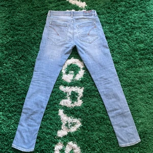 DONDUP George  - Dondup George i storleken 32. Hetaste jeansen ute.  Har av er vid minsta fråga! OBS: Priset är inte hugget i sten