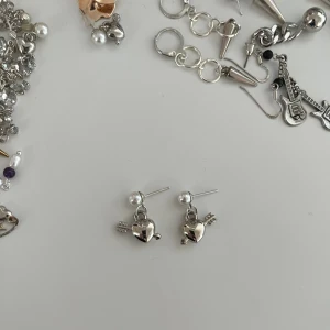 HJÄRTÖRHÄNGEN - supersöta hjärtörhängen