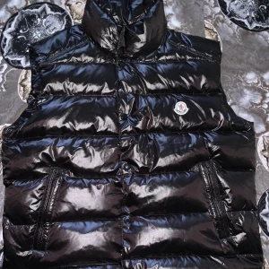Moncler väst - Hej säljer en helt ny och oanvänd moncler väst i topp skick. Västen är size 4 eller large och har tags och en fungerande qr kod. Pris kan diskuteras 
