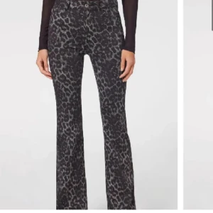 SÖKER dessa !! - Söker dem här jeansen från Calzedonia i s! Betalar helst inte mer än 700 något men det kan diskuteras 💞 skriv ifall du säljer!