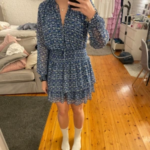 Sommarklänning - Superfin klänning ifrån Zara, perfekt till sommaren😮‍💨💞 Blå med fina gröna och vita detaljer! Lappen kvar, nypris 399