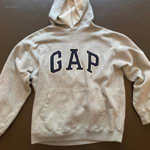 GAP hoodie. Barnmodell i XXL, som även passar vuxenstorlek i S/M.