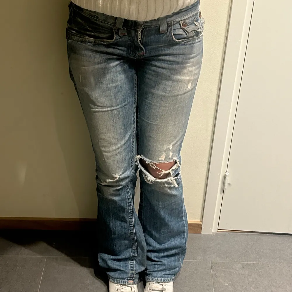 Supersnygga bootcut true religion jeans i modellen Billy, storlek 34 i längden och i midjan står det 27. Innerbenslängden är 81cm och midjemåttet är 39cm. Skriv för fler frågor! . Jeans & Byxor.